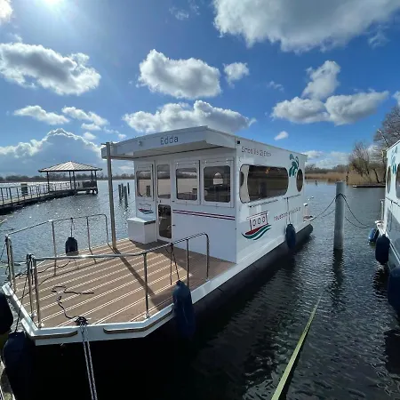 Hausboot Edda 船上ホテル *