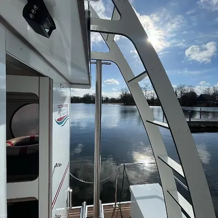 船上ホテル Hausboot Edda ヴィルダウ